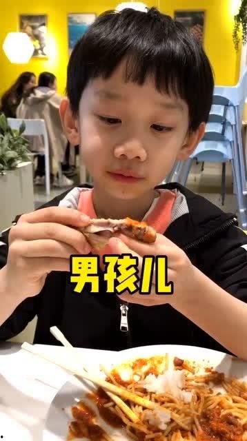 娱乐吃瓜酱小男孩